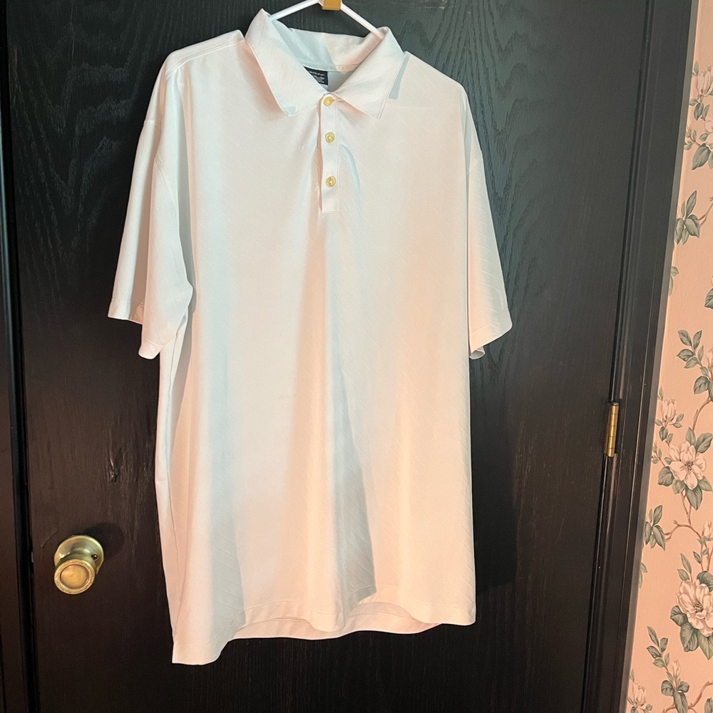 👕MENS Two men’s polo shirts one Nike White and one lavender vanHeusen